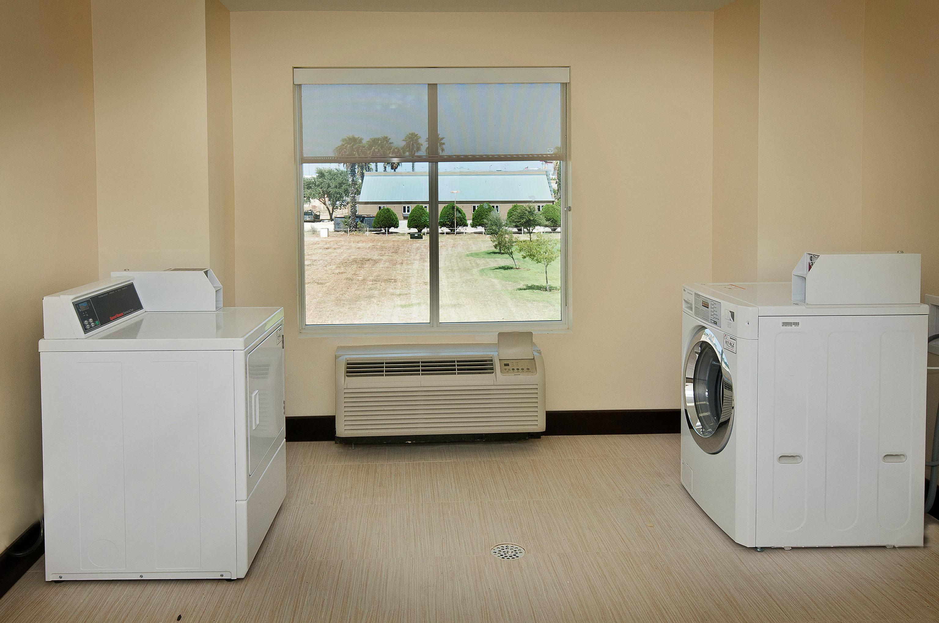 Holiday Inn Express Hotel And Suites Pearsall By Ihg Bagian luar foto