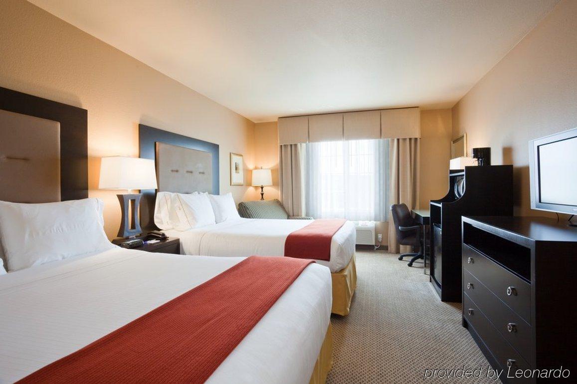 Holiday Inn Express Hotel And Suites Pearsall By Ihg Bagian luar foto